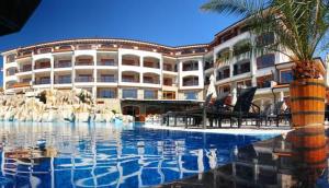 a hotel with a swimming pool in front of a building at Къща за гости Мускат 2 in Aheloy