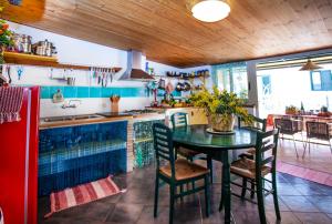une cuisine avec une table et des chaises ainsi qu'une piscine dans l'établissement Mikittos, à Taormine