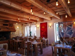 מסעדה או מקום אחר לאכול בו ב-Auberge des deux Moucherolles