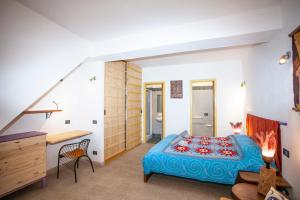 - une chambre avec un lit et un bureau dans l'établissement Mikittos, à Taormine