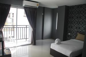 Кровать или кровати в номере Sweet Hotel Patong
