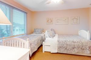 1 Schlafzimmer mit 2 Betten und einem Fenster in der Unterkunft Sea Colony - 58011 Wimbledon in Bethany Beach
