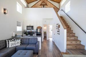 ein Wohnzimmer mit einem Sofa und einer Küche in der Unterkunft Charming Smoky Mountain Tiny House in Pigeon Forge
