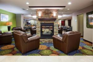 Area tempat duduk di Holiday Inn Express and Suites Rochester West-Medical Center, an IHG Hotel