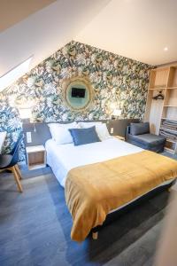 Postel nebo postele na pokoji v ubytování Logis, Hôtel Au Chêne Vert, Saint-Brieuc Nord