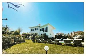 a group of chairs in front of a house at Villa Louise-Rose in Villeneuve-Loubet