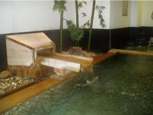 土浦市にあるPlaza Arakawaoki - Vacation STAY 24692vの噴水付きの客室内の水プール