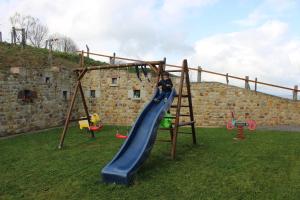 Herní místnost nebo prostor pro děti v ubytování CABAÑA DE LA ABUELA DE SELAYA
