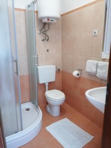 Koupelna v ubytování Apartmani Nevena