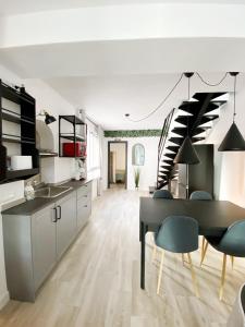 Una cocina y un comedor con mesa y sillas. en Casa Kalameta, en Estepona