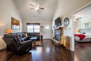 sala de estar con sofá y cama en Cozy Cades Cove Condo with Community Pool, en Townsend