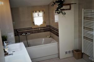 y baño con bañera y lavamanos. en Lourecantou, en Saint-Thibéry