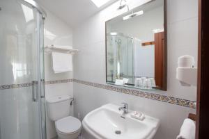 A bathroom at La Casona de Cardes Még 37 kép