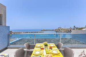 Balkón alebo terasa v ubytovaní Luxury BeachFront Mogan