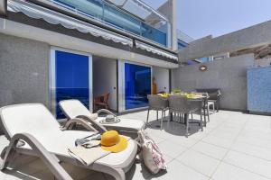 Balkón alebo terasa v ubytovaní Luxury BeachFront Mogan