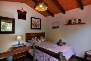 - une chambre avec un lit et un lustre dans l'établissement Majikal B&B - Cabañita, à Cholula