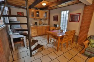 eine Küche und ein Esszimmer mit einem Tisch und Stühlen in der Unterkunft Majikal B&B - Cabañita in Cholula de Rivadavia