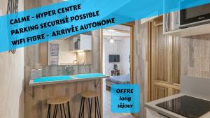 cocina con encimera y taburetes en una habitación en Les Nuits d'Anis - Appartements Hypercentre en Le Puy-en-Velay