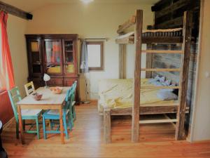 een kamer met een eettafel en een stapelbed bij Razborca in Mislinja