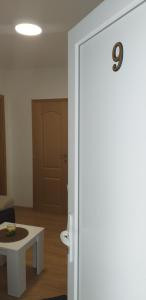 een open deur naar een woonkamer met een tafel bij Apartman Golubovic in Veliko Gradište
