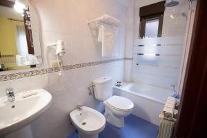 A bathroom at La Casona de Cardes