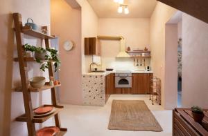 een kleine keuken met een wastafel en een fornuis bij Casa Emiliana in Rhodos-stad