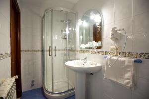 A bathroom at La Casona de Cardes