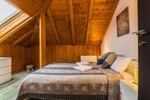 En eller flere senge i et værelse på Snug Apartments - Private Parking near DownTown