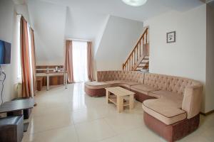 古多里Hotel Donata的带沙发和桌子的客厅