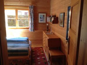 ein kleines Zimmer mit 2 Betten und einem Fenster in der Unterkunft Ferienhaus Zirmheim in Pertisau