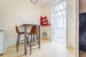 a room with a table and two stools at La Dame de Coeur - 1 chambre in Brive-la-Gaillarde