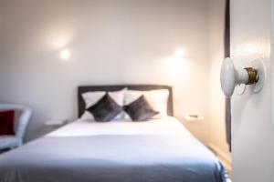 a bedroom with a bed with two pillows at La Dame de Coeur - 1 chambre in Brive-la-Gaillarde +10 photos