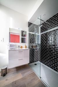 ein Bad mit einer Glasdusche und einem Waschbecken in der Unterkunft POMPIDOU #2 - Chic & Elégant - 1 chambre in Brive-la-Gaillarde