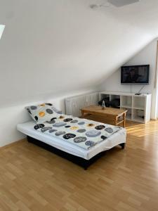 a bedroom with a bed and a coffee table at Apartment – Wohnung bei Nürnberg #2 in Röthenbach an der Pegnitz