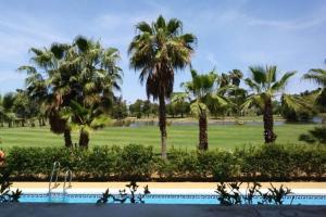 widok na pole golfowe z palmami w obiekcie Apartamento T2, Urbanização Golf, Isla Canela w mieście Huelva