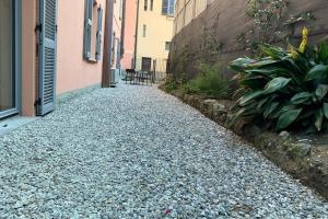 un callejón empedrado junto a un edificio en Appartamento Minú, en Menaggio