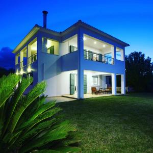 una gran casa blanca con patio en Casa Del Sol, en Lefkada