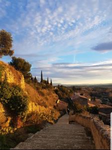 a stairway leading up a hill to a town at Chambre d'hôte Geiko in Cabrières-dʼAigues