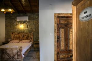 Ένα ή περισσότερα κρεβάτια σε δωμάτιο στο İmroz Kardamos Hotel