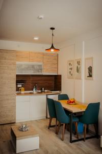 科帕奧尼克的住宿－Milmari L29，厨房以及带桌椅的用餐室。
