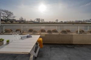 een balkon met een tafel en uitzicht op een rivier bij Meerzicht-Laguna in Knokke-Heist