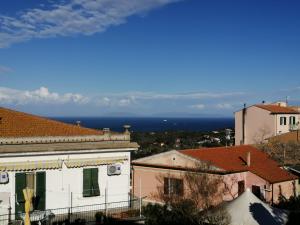 a view of the ocean from the roofs of buildings at Casa Argentina in Capoliveri