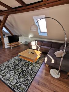uma sala de estar com um sofá e uma mesa em FeWo Rohleder de 130m mit Garten 6Pers 2Bad em Cottbus