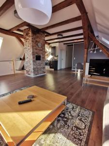 uma sala de estar com uma mesa e uma lareira em FeWo Rohleder de 130m mit Garten 6Pers 2Bad em Cottbus