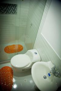 a bathroom with a white toilet and a sink at Apartamento Rodadero a media cuadra de la playa in Puerto de Gaira