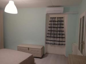 - une chambre avec un lit et une fenêtre avec un rideau dans l'établissement Casa Milena, à Rio Marina