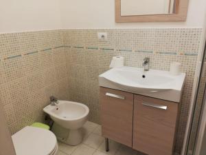 bagno con lavandino e servizi igienici di Casa Milena a Rio Marina
