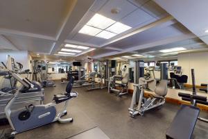 un gimnasio con varias cintas de correr y máquinas cardiovasculares en Lion Square Lodge South 466 en Vail