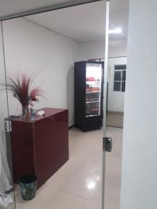 vestíbulo con máquina de bebidas en una habitación en Flight Crew Hostel, en Belo Horizonte