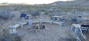 een groep stoelen en tafels en een vuurplaats bij Camping at Desert Gardens Oasis at Lobo, Texas in Van Horn